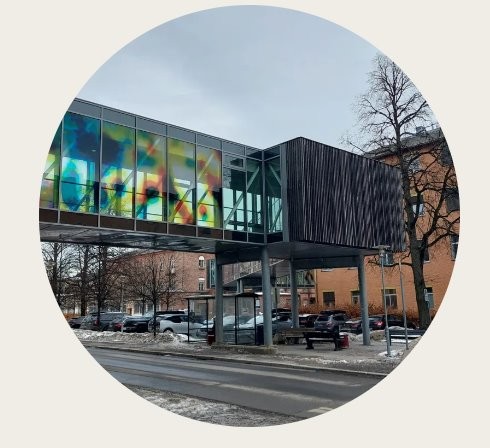 En bygning med glassfasade