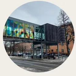 En bygning med glassfasade