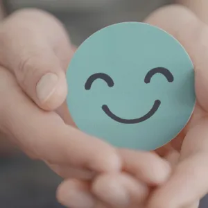 En person som holder en ball