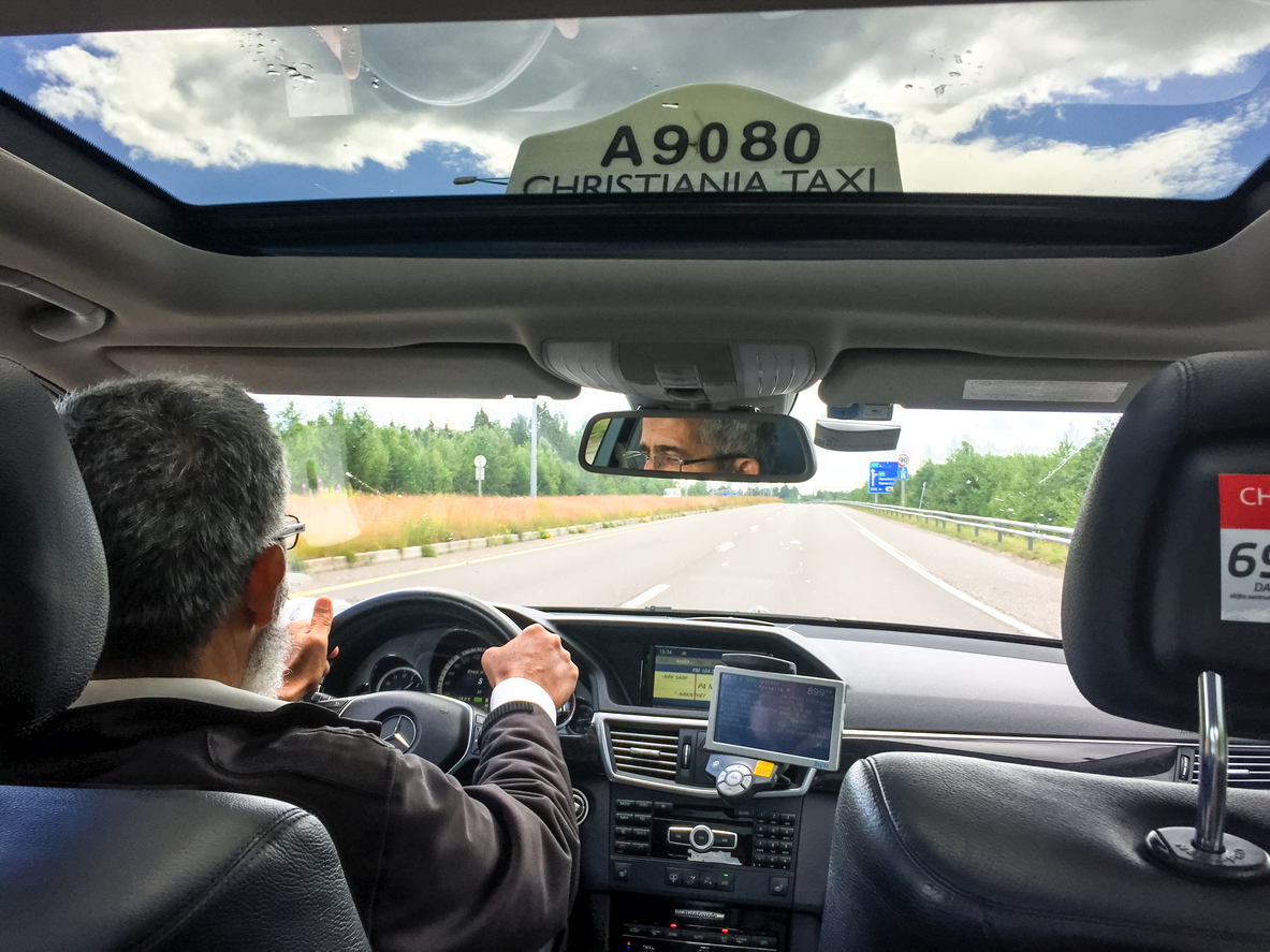 En mann som kjører bil