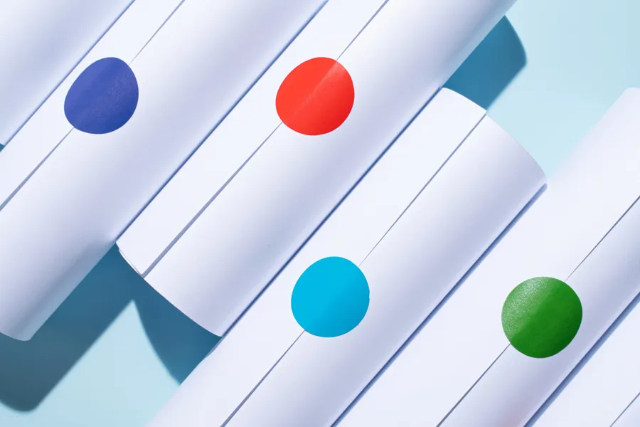 En gruppe fargerike baller på en hvit overflate