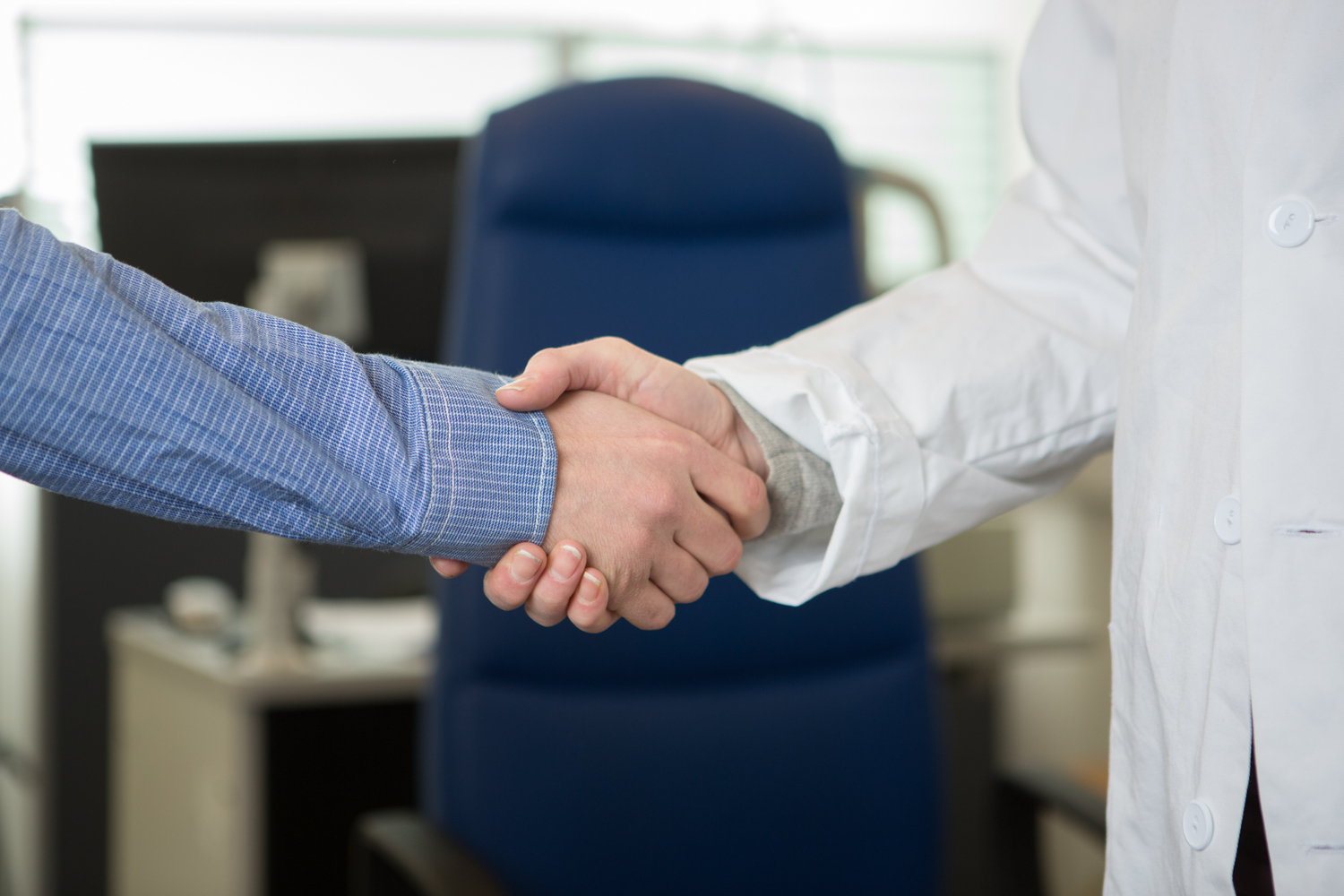 Et nærbilde av skjelvende hender