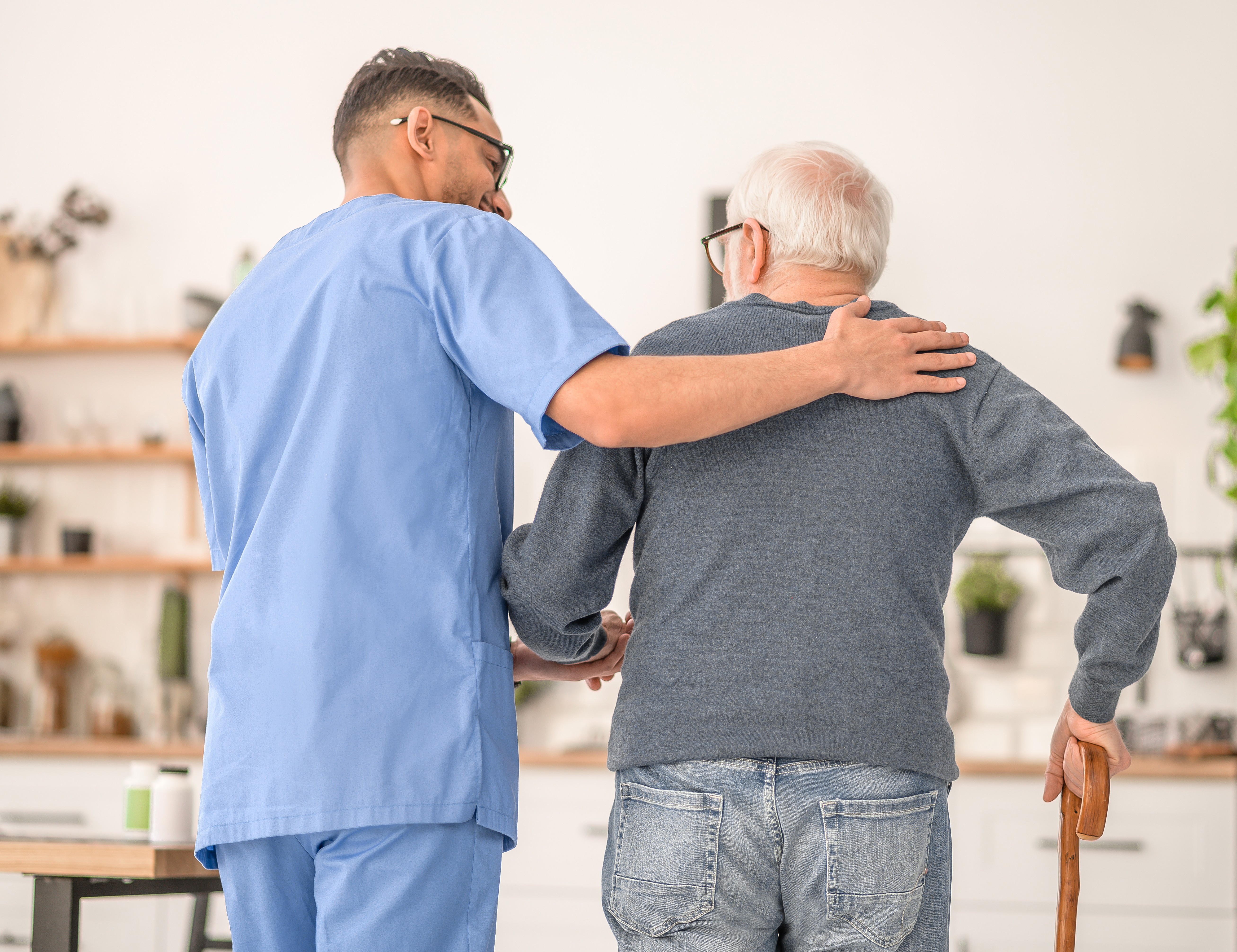 En mann som holder en annen manns skjorte