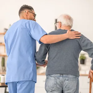 En mann som holder en annen manns skjorte