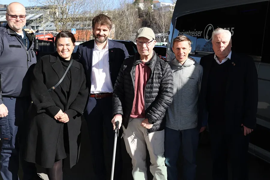 En gruppe mennesker som poserer for et bilde