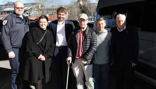 En gruppe mennesker som poserer for et bilde
