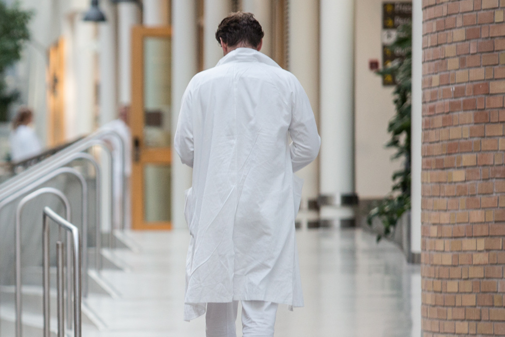 En mann iført hvit frakk