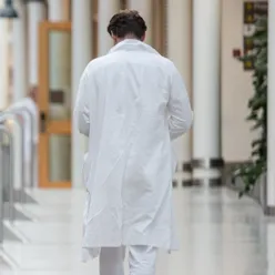 En mann iført hvit frakk