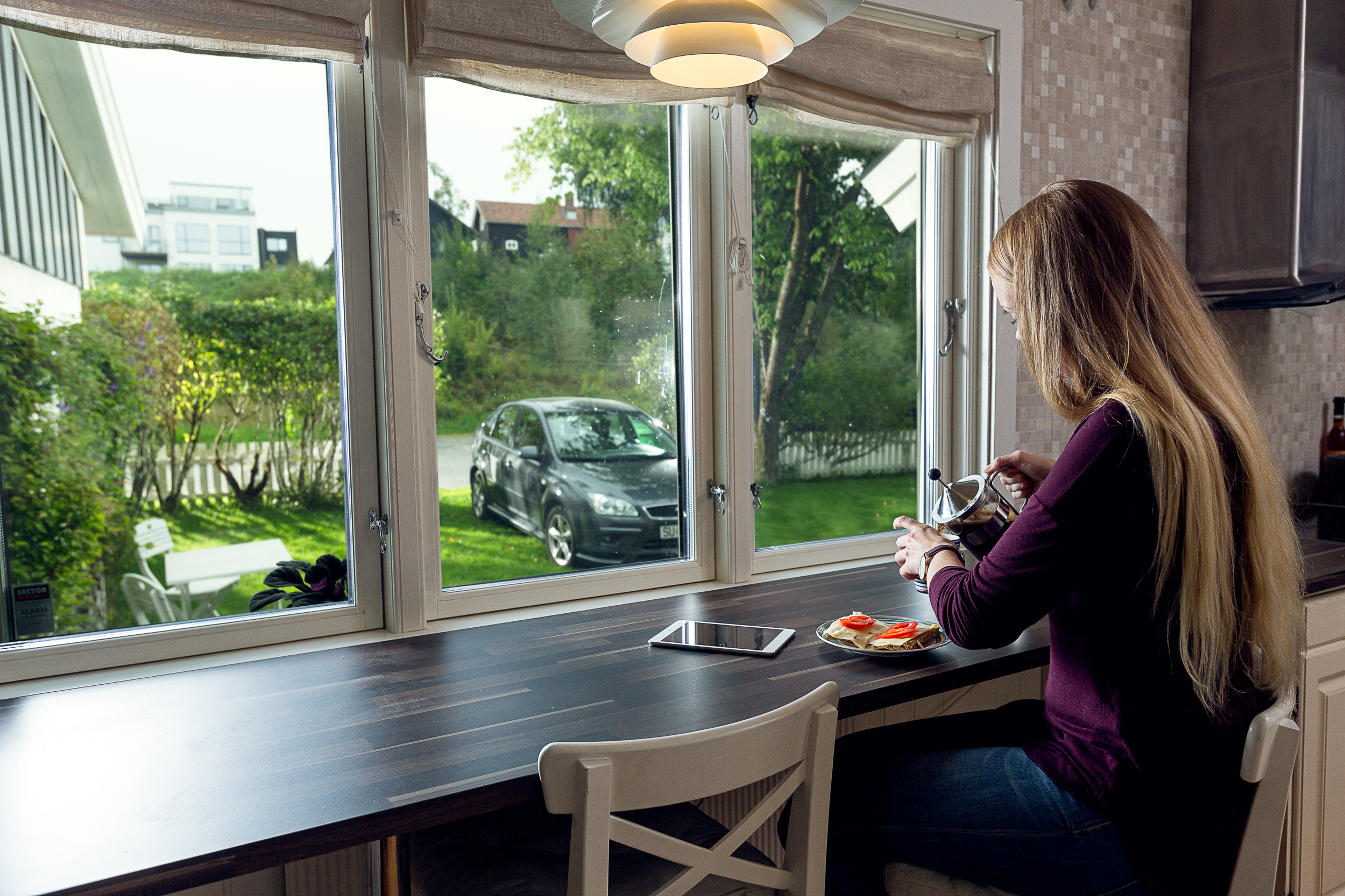 En kvinne som sitter ved et bord