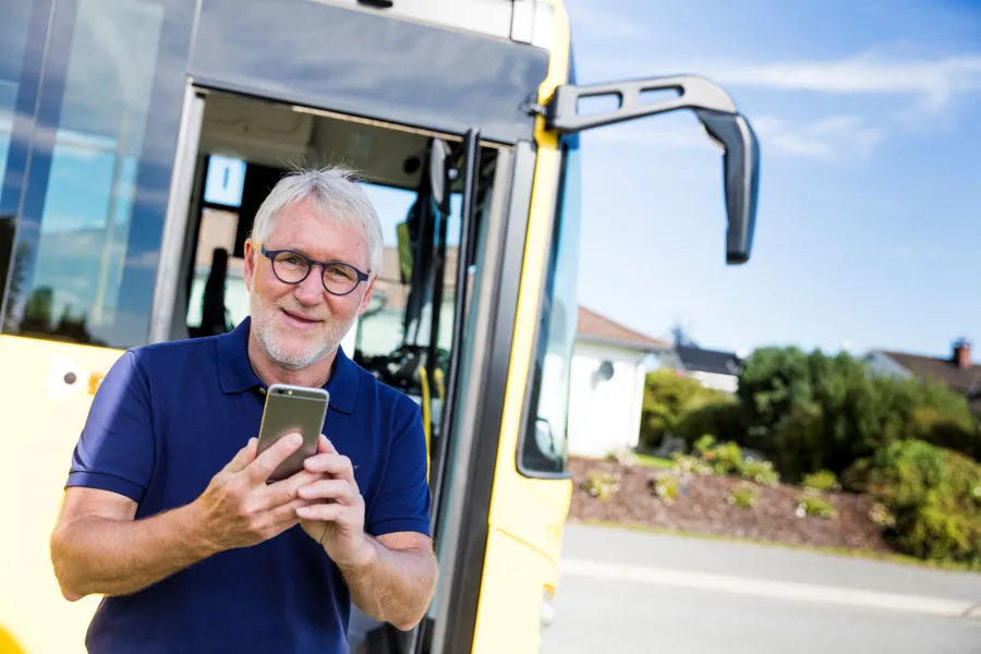 En mann som holder en telefon