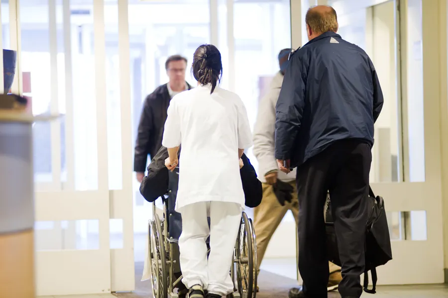 En gruppe mennesker i et rom