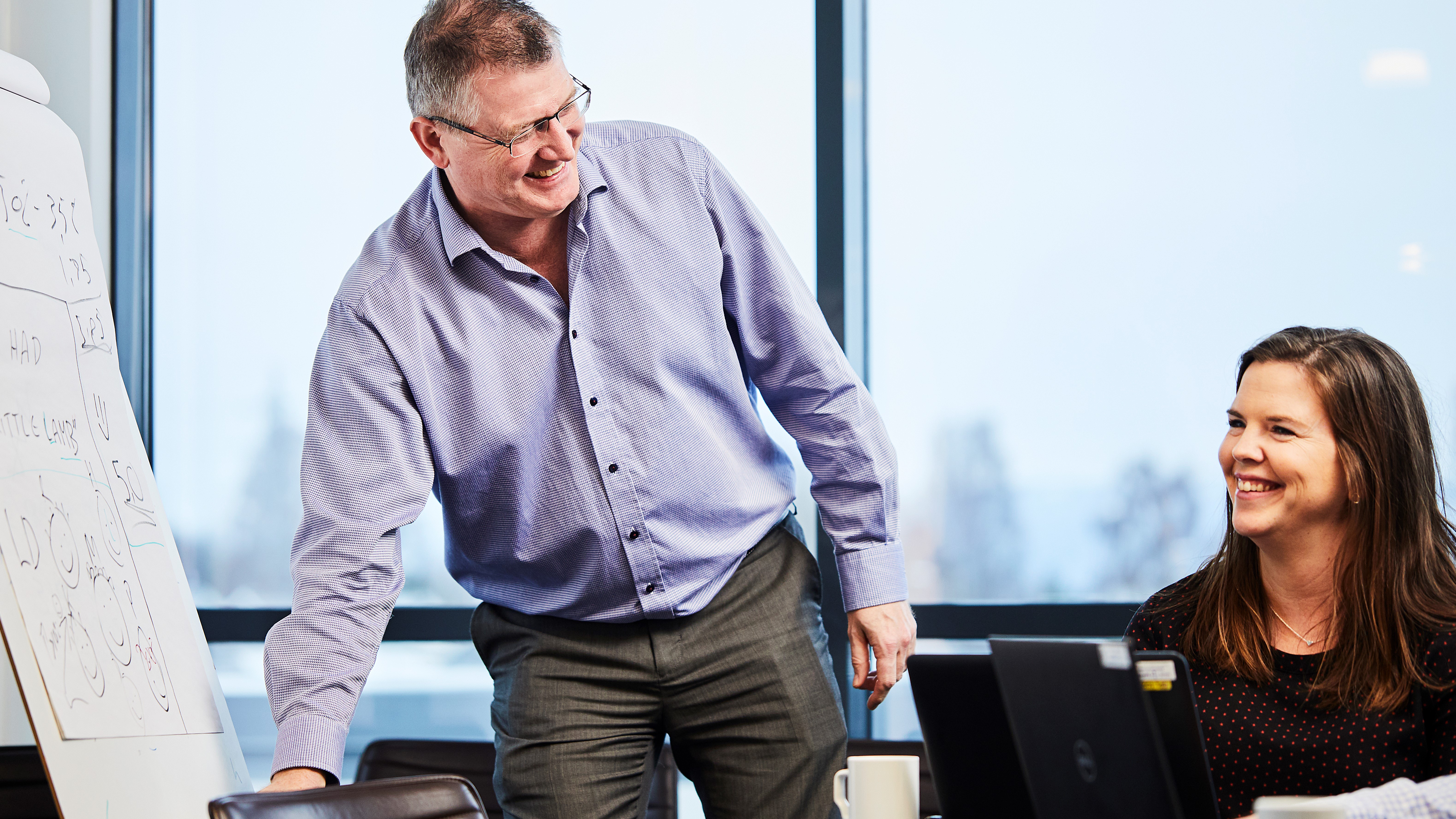 To mennesker på et møterom