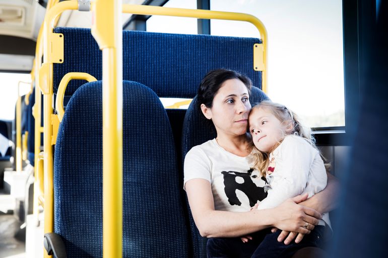 kvinne med barn på buss