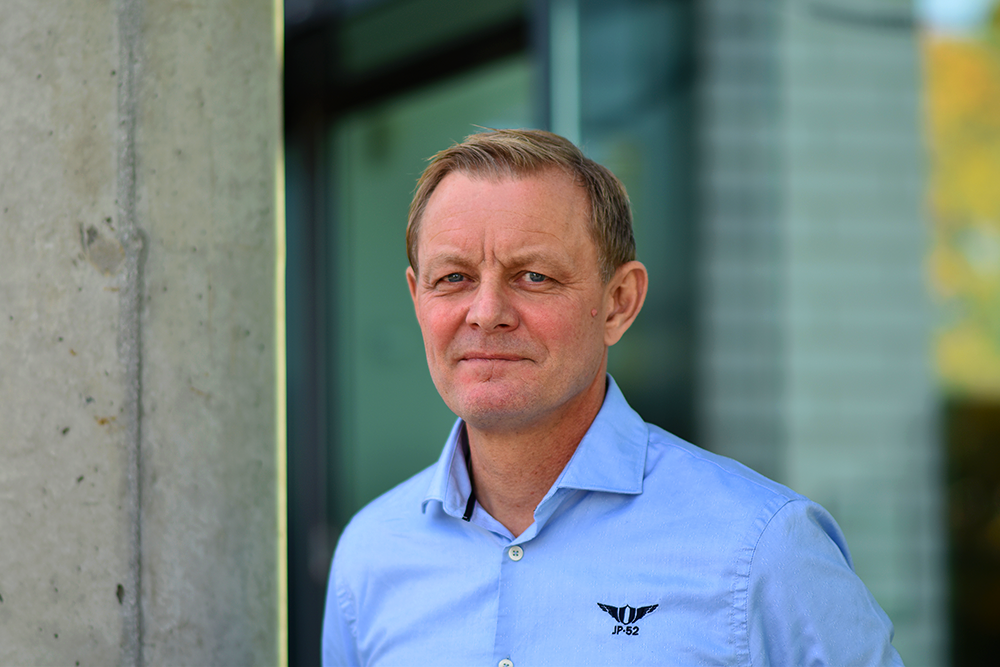 En mann i blå skjorte