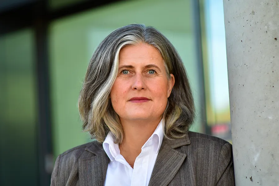 En mann med langt hår