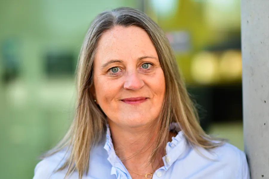 En kvinne med langt hår