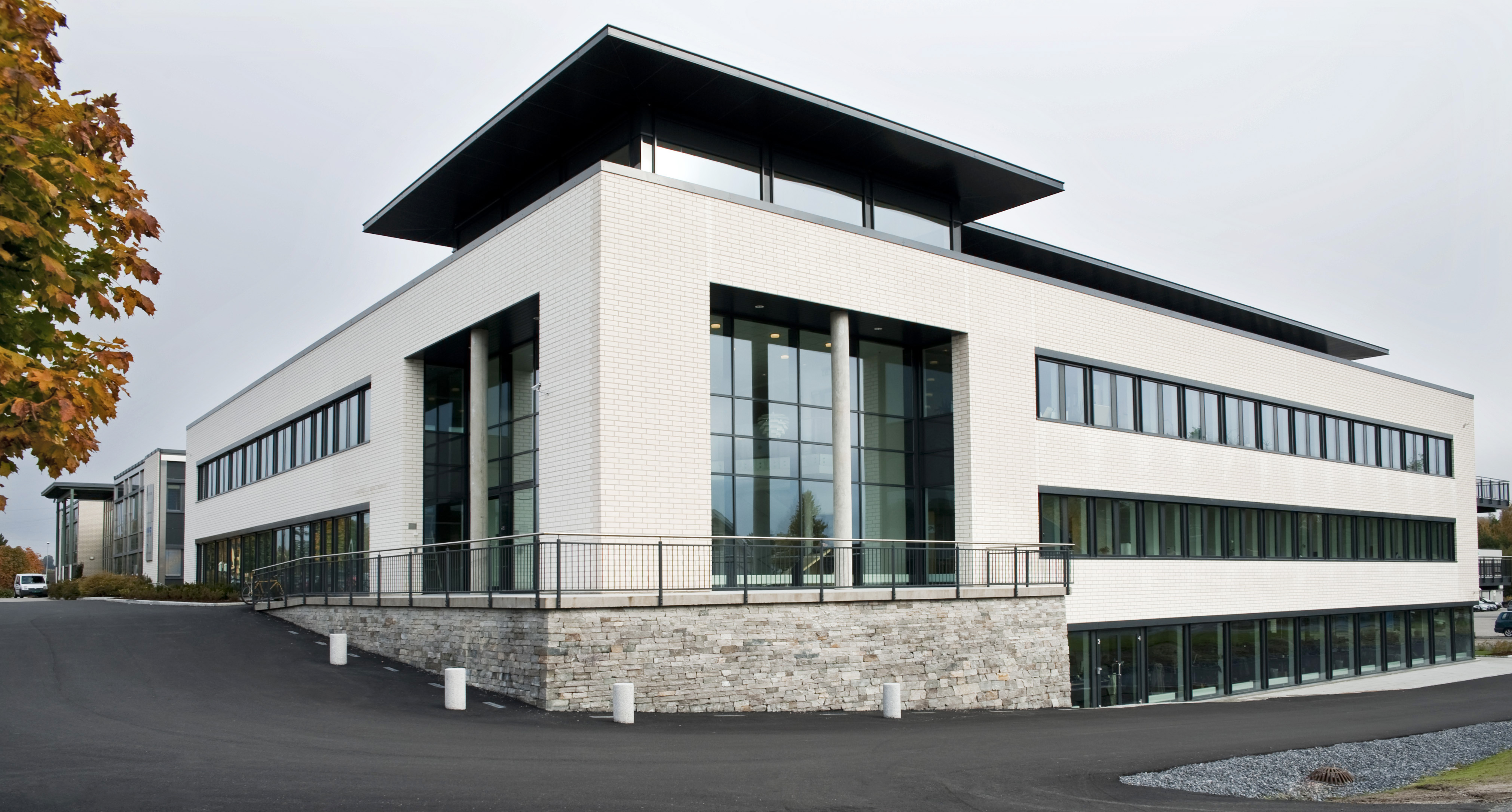 En bygning med steinmur