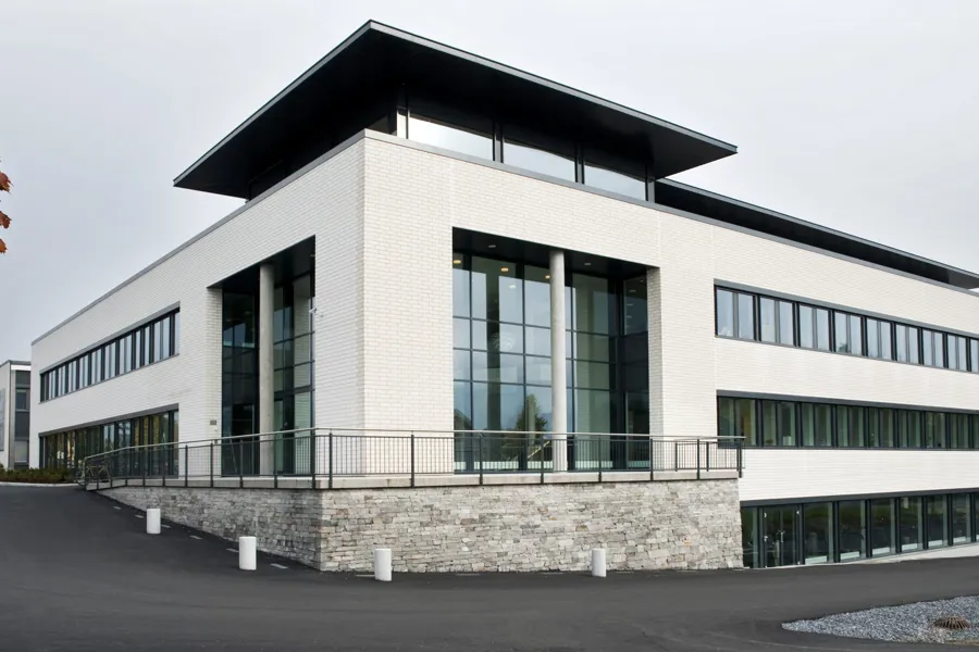 En bygning med steinmur