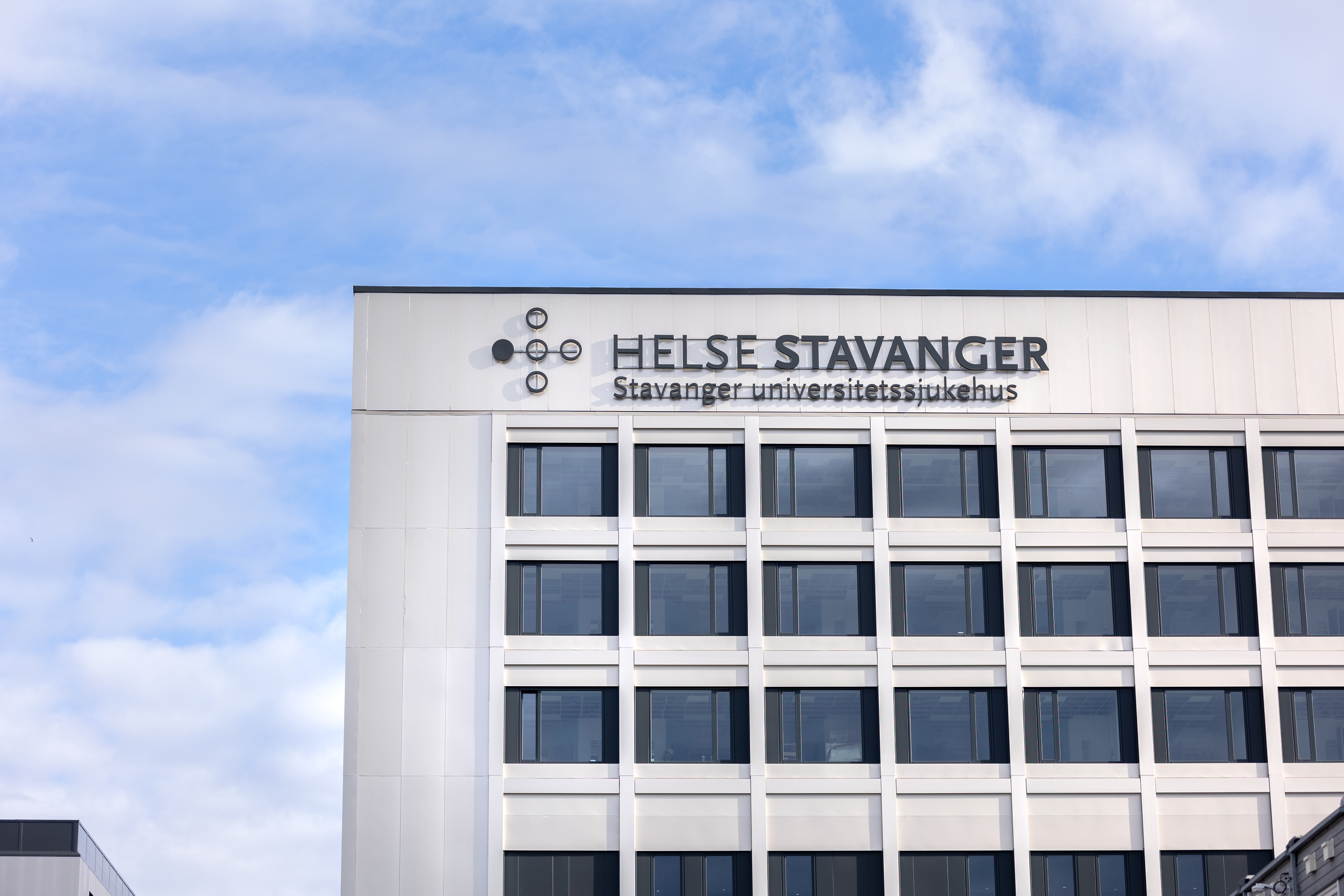 En bygning med et skilt på