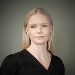 En kvinne med blondt hår