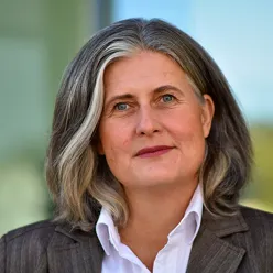 En person med langt hår