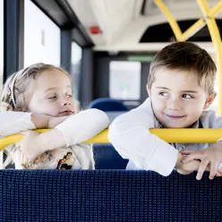 To barn som sitter i en stol