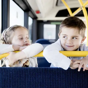 To barn som sitter i en stol