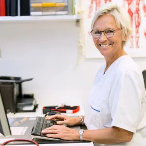 En person som sitter ved et skrivebord