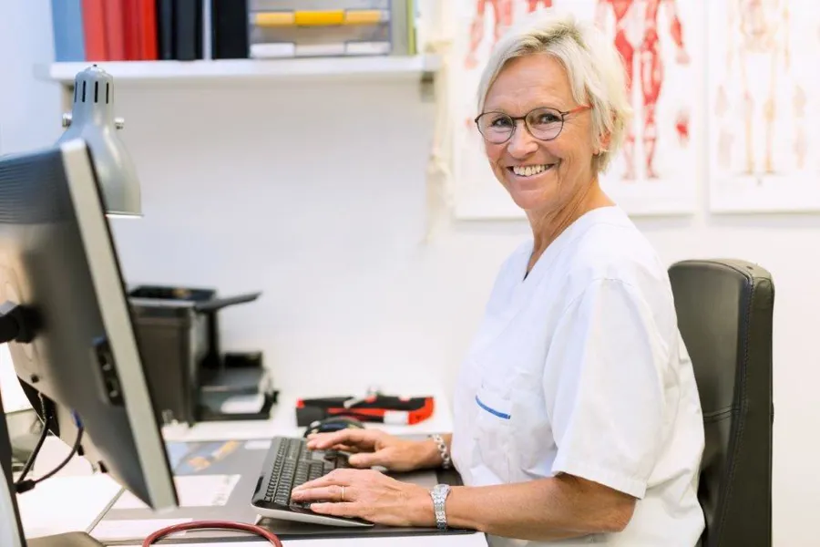 En person som sitter ved et skrivebord