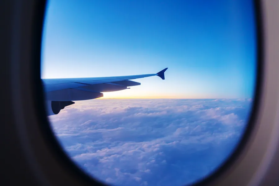 Flyvinge sett fra vindu på fly.