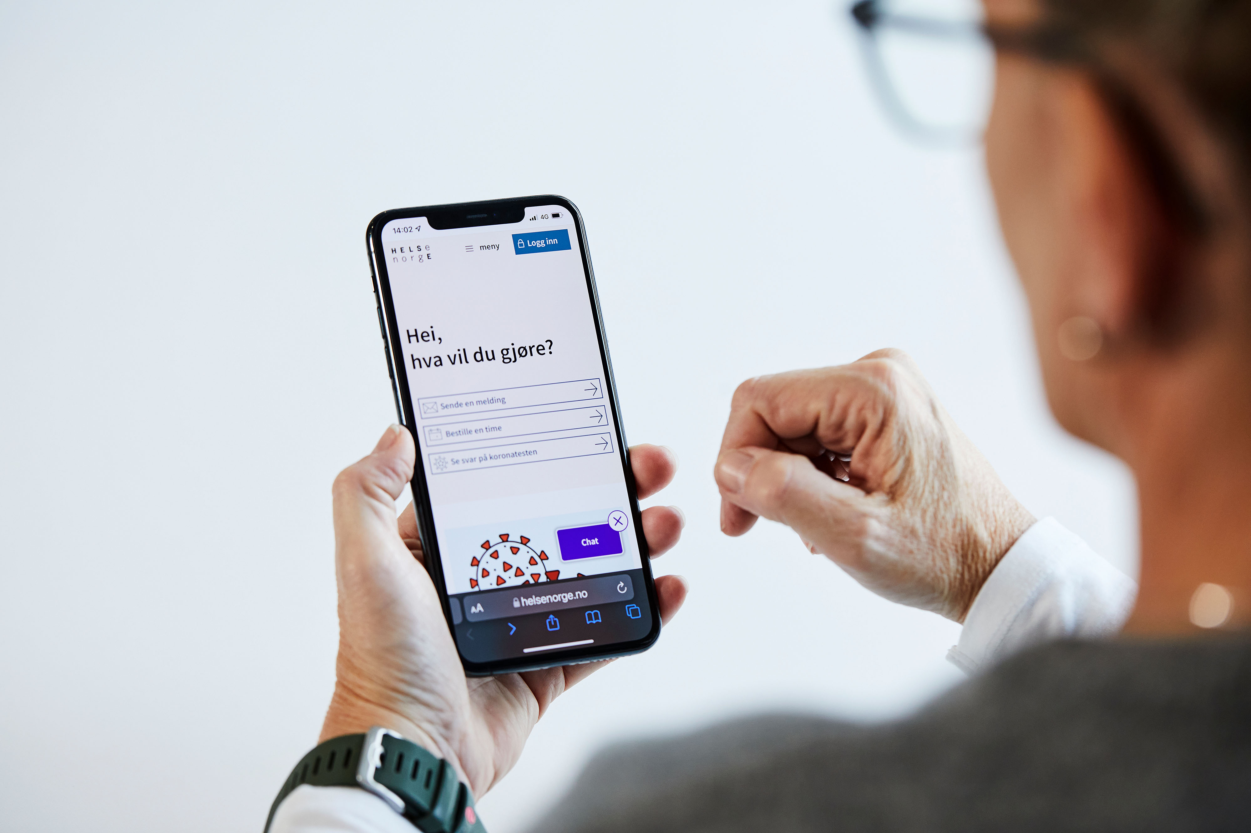 En person som holder en telefon
