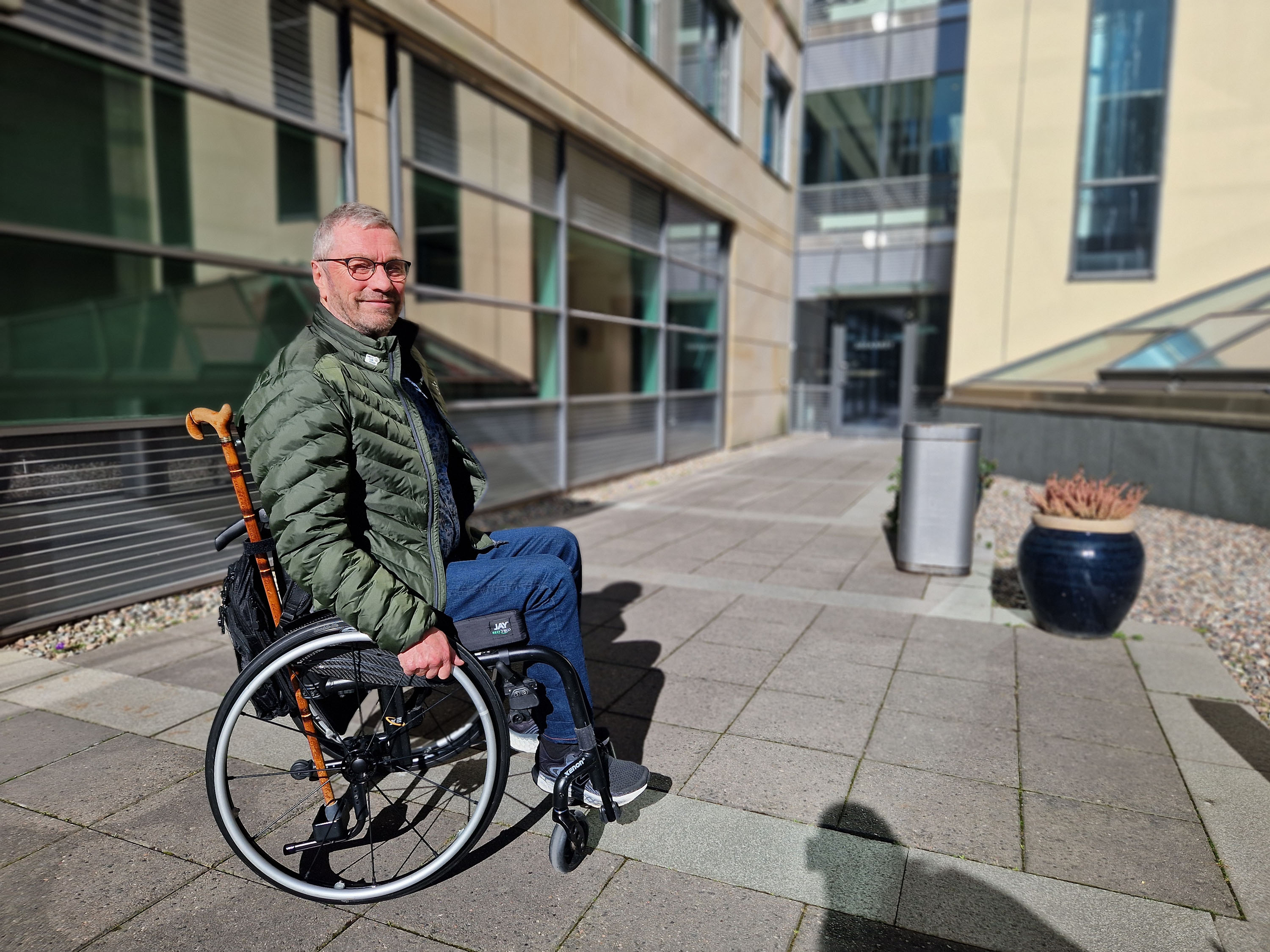 En mann i rullestol