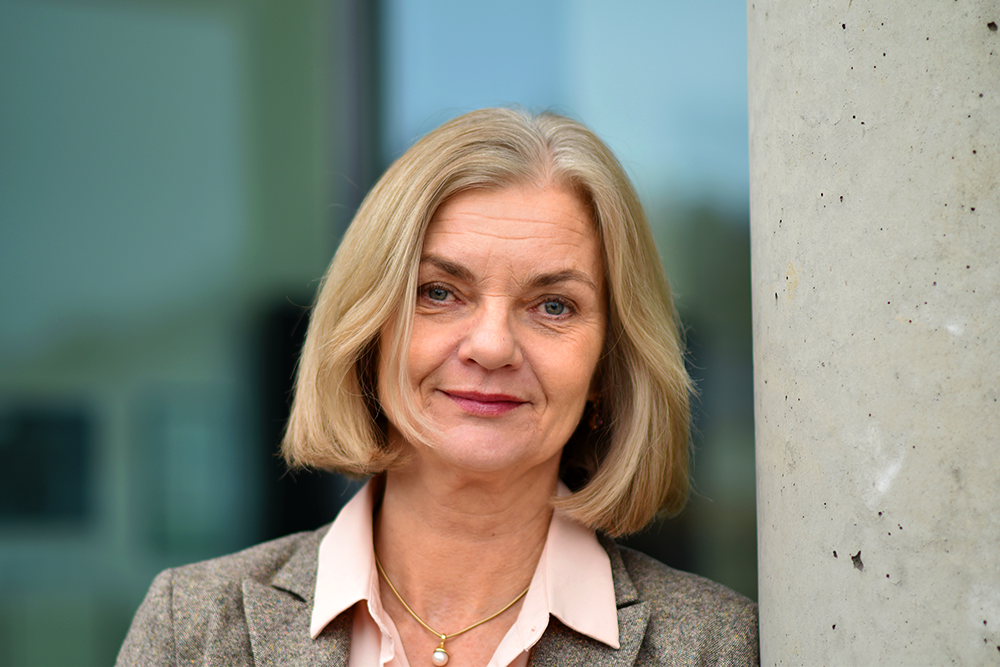 En kvinne med blondt hår