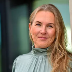 En person med langt hår